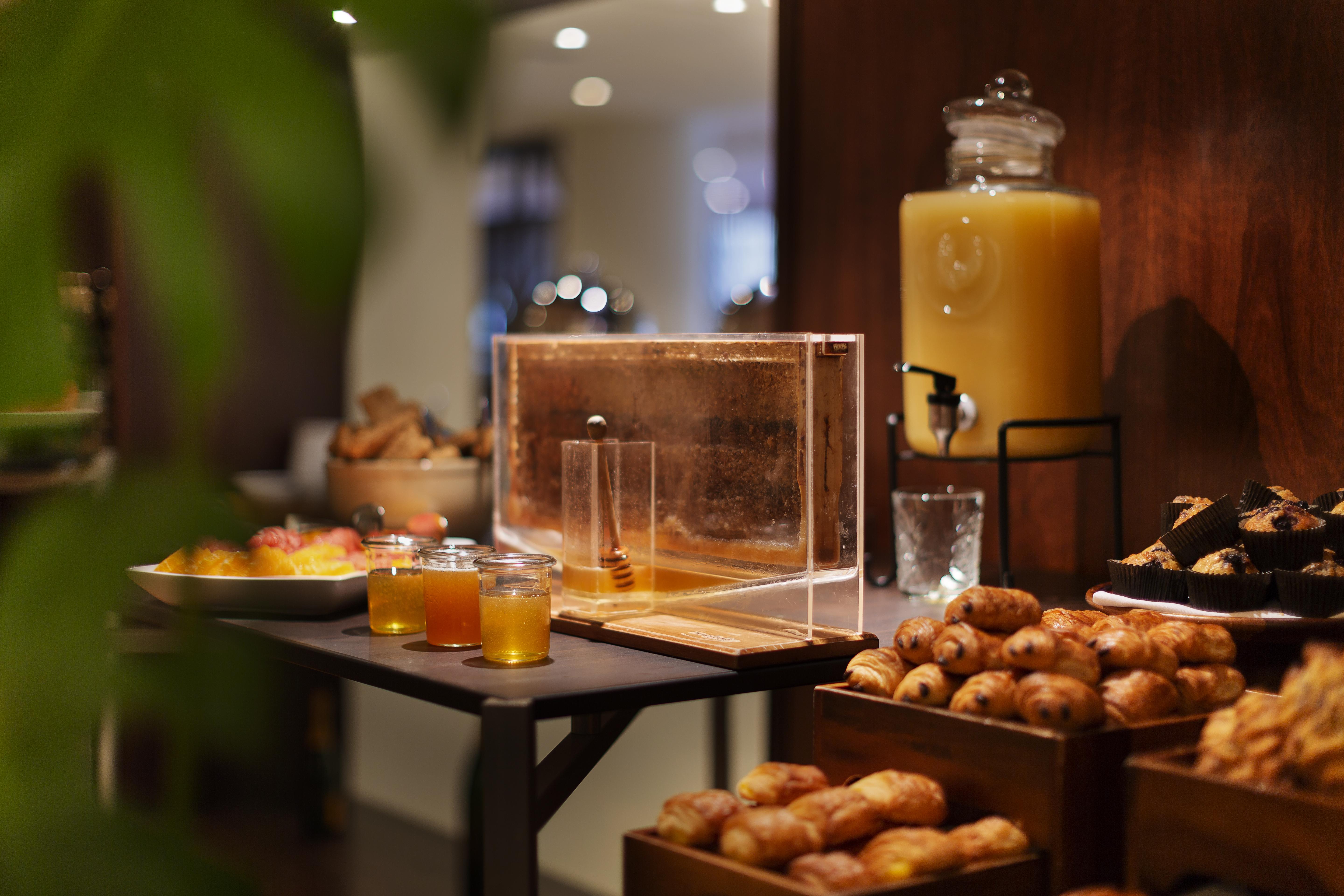 Pullman Auckland Hotel & Apartments Exteriör bild A buffet at a hotel