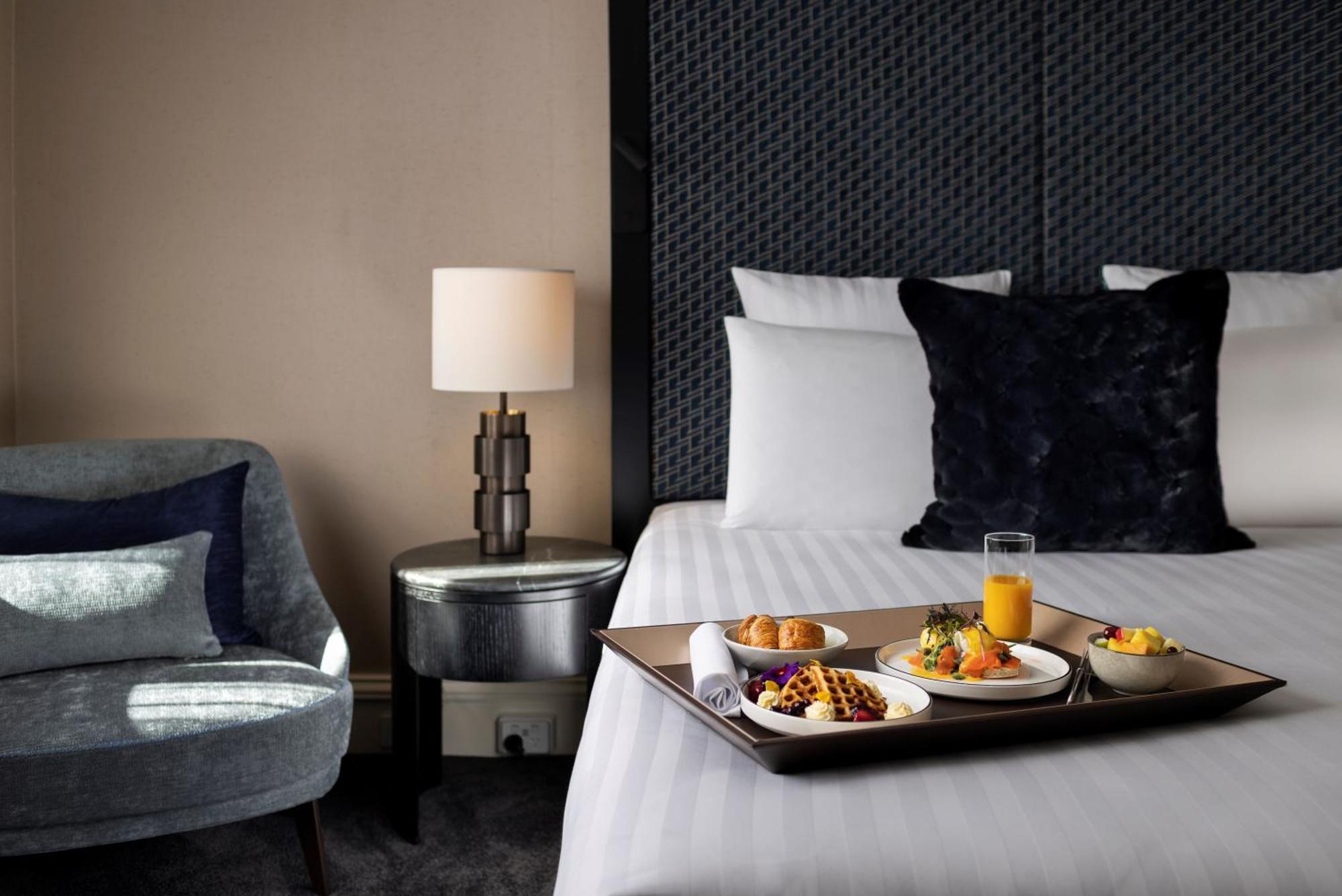 Pullman Auckland Hotel & Apartments Exteriör bild Room service