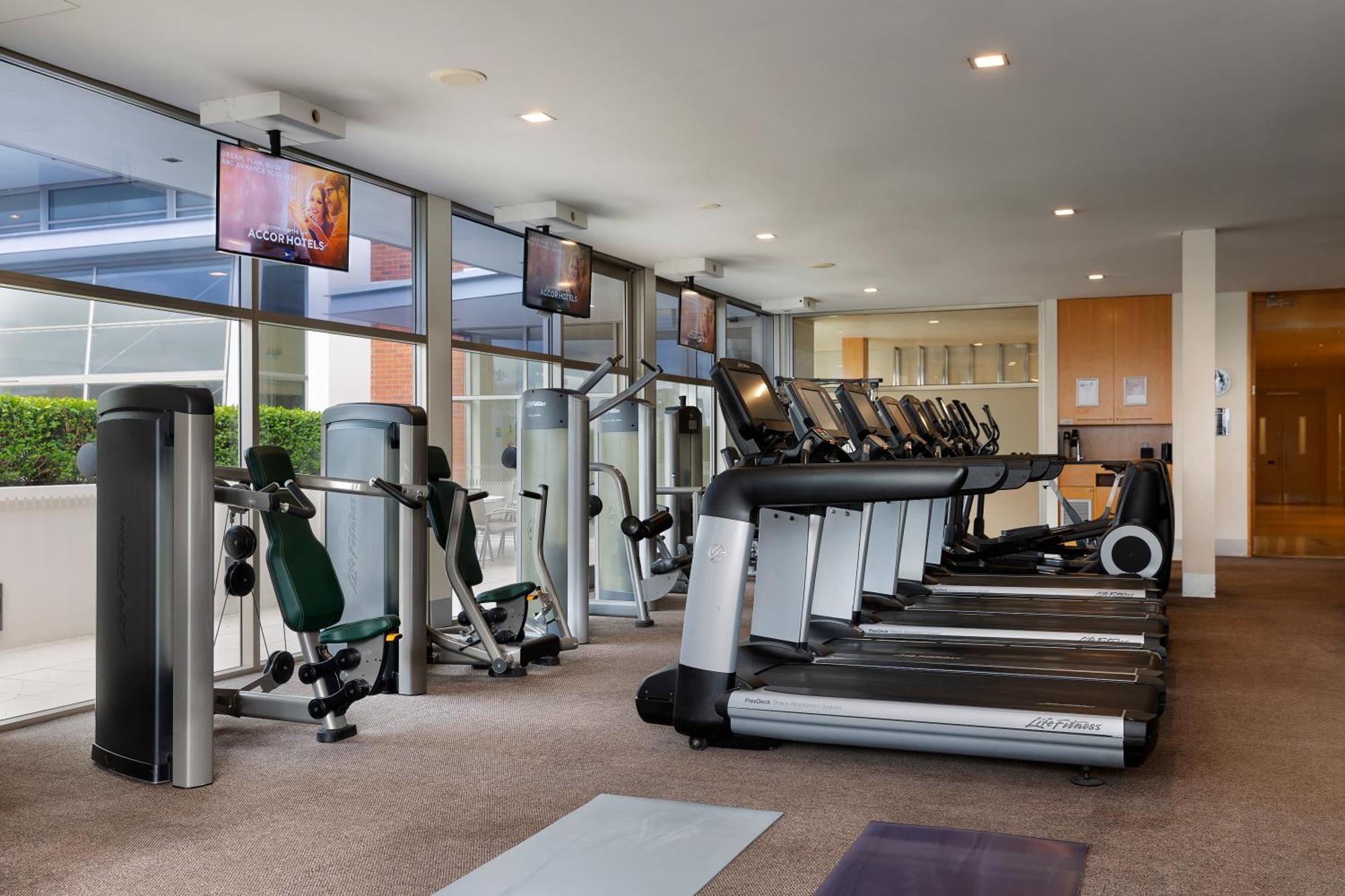 Pullman Auckland Hotel & Apartments Exteriör bild The gym at the hotel